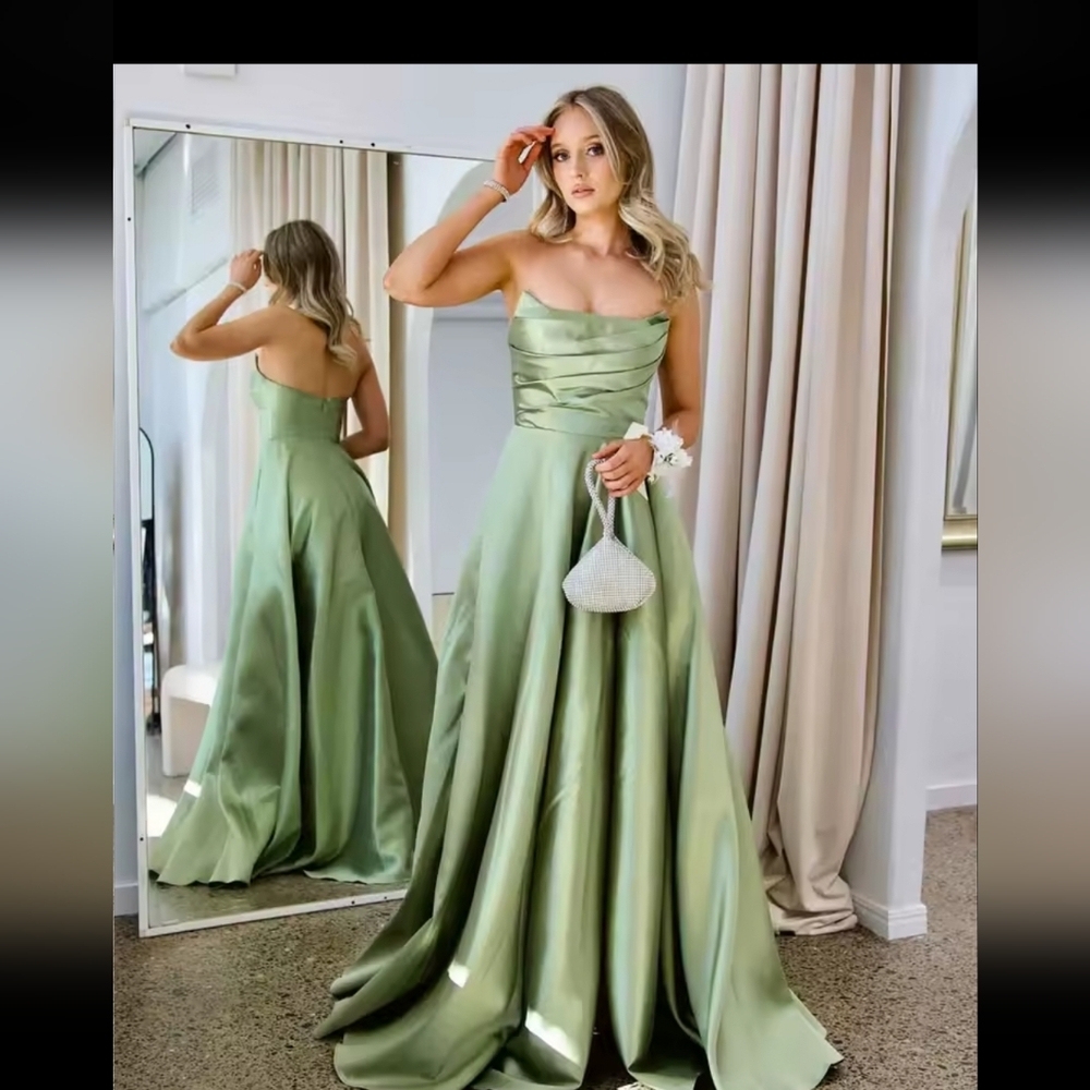 Elegant Green Evening Dress Size 8